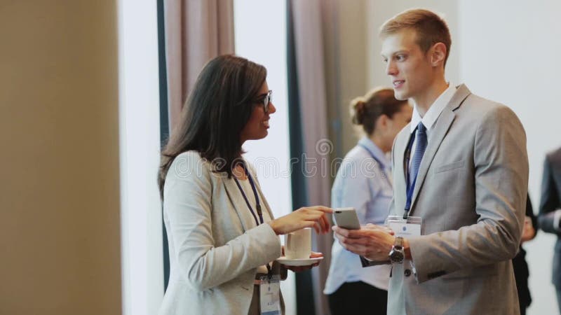 Par med smartphonen på affärskonferensen