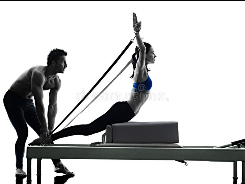 Par pilates reformator ćwiczy sprawność fizyczną odizolowywającą zdjęcia royalty free Par pilates reformator ćwiczy sprawność fizyczną odizolowywającą zdjęcia royalty free
