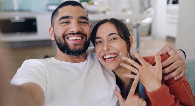 Telefone de casal inter-racial e rindo para piadas engraçadas de mídia  social ou meme com café no café homem e mulher felizes compartilham risadas  olhando para smartphone móvel com conexão 5g para entretenimento