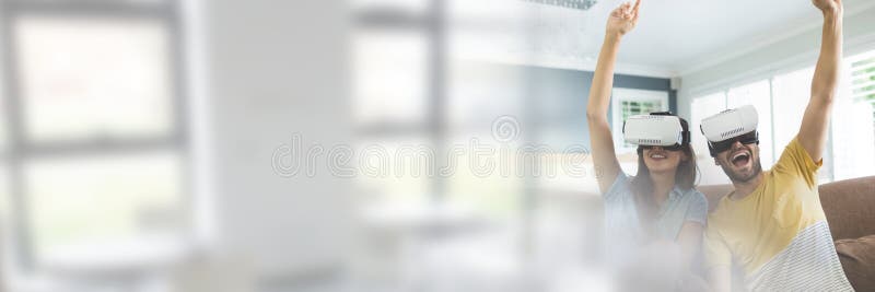 Par som bär VR-hörlurar med mikrofon med fönsterövergång royaltyfri foto Par som bär VR-hörlurar med mikrofon med fönsterövergång royaltyfri foto