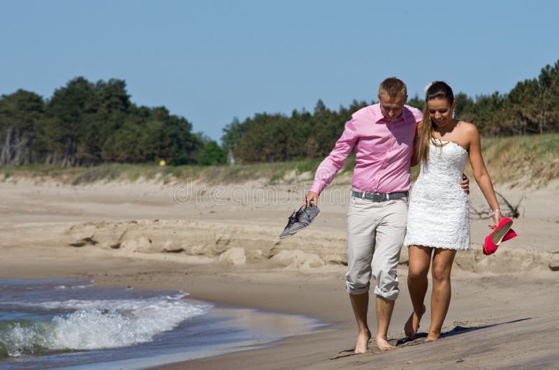 Par som går på stranden royaltyfri fotografi Par som går på stranden royaltyfri fotografi