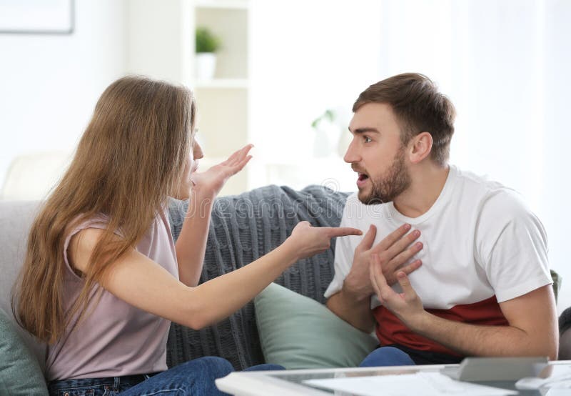 Par som hemma argumenterar om pengar arkivfoton Par som hemma argumenterar om pengar arkivfoton