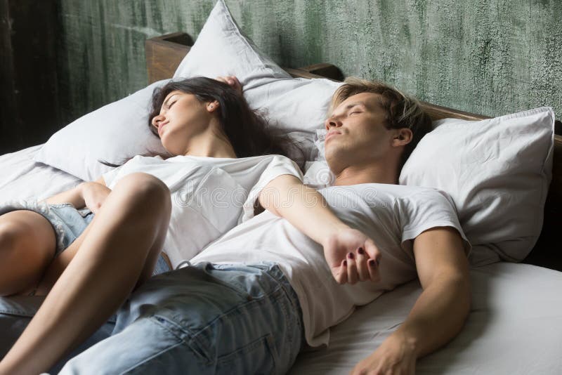 Par som hemma sover i säng på sovrummet royaltyfria foton Par som hemma sover i säng på sovrummet royaltyfria foton