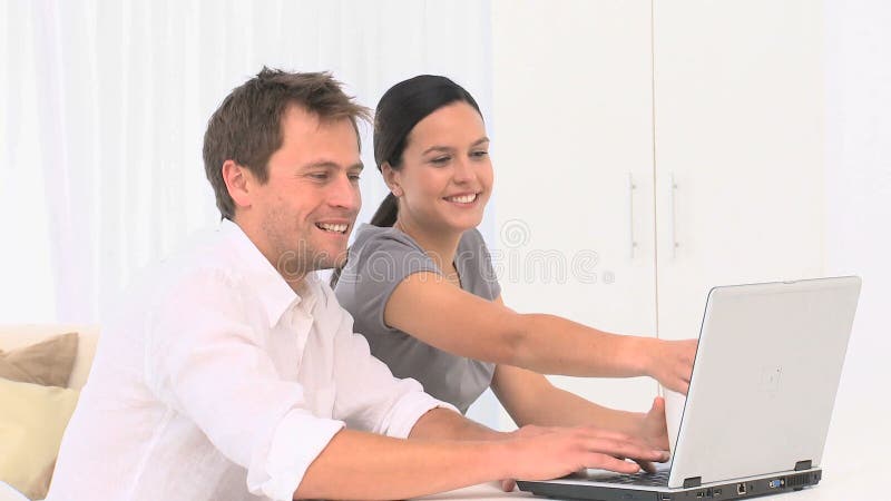 Par som pratar på internet med en bärbar dator