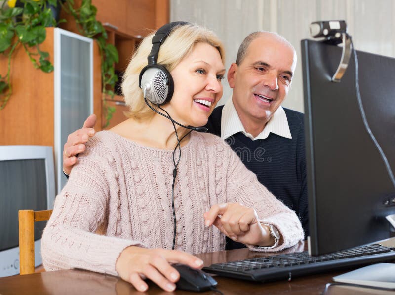 Par som talar med någon som är online- arkivbild Par som talar med någon som är online- arkivbild