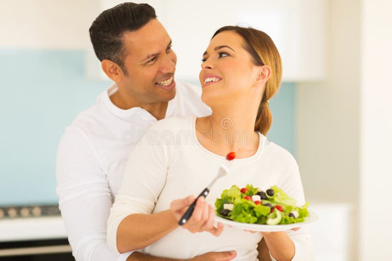 par som äter sallad royaltyfri fotografi par som äter sallad royaltyfri fotografi