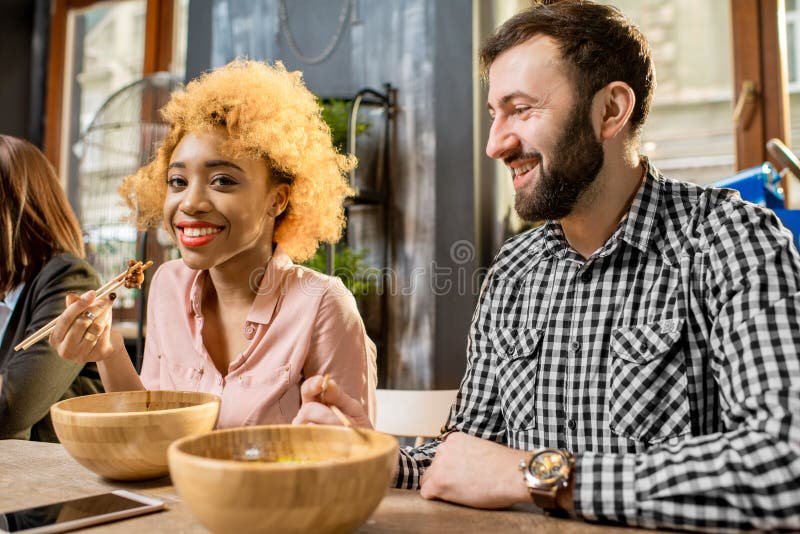 Par under matställen i restaurangen arkivfoton