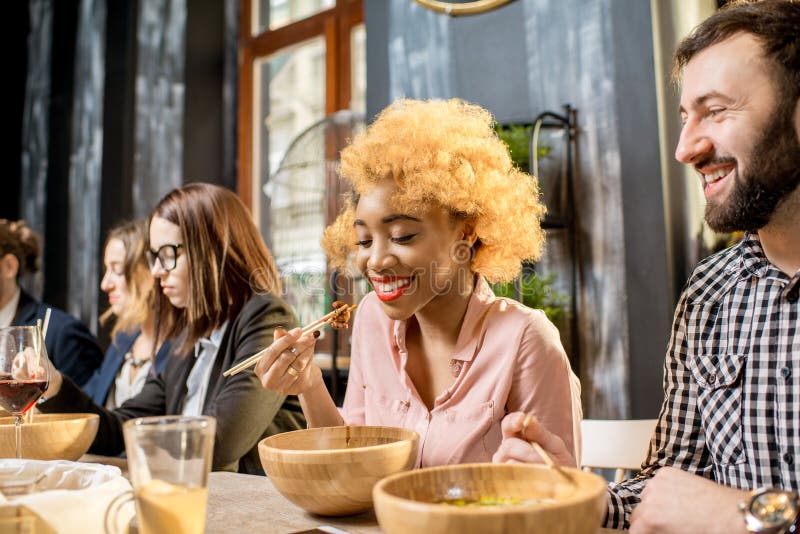 Par under matställen i restaurangen arkivfoton