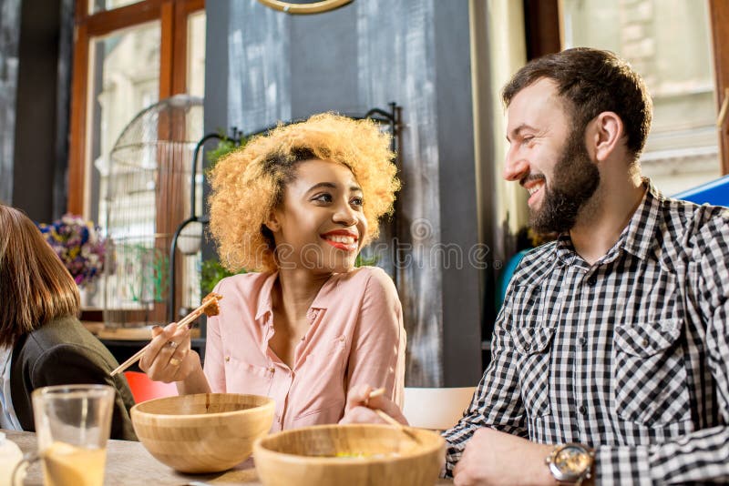 Par under matställen i restaurangen fotografering för bildbyråer