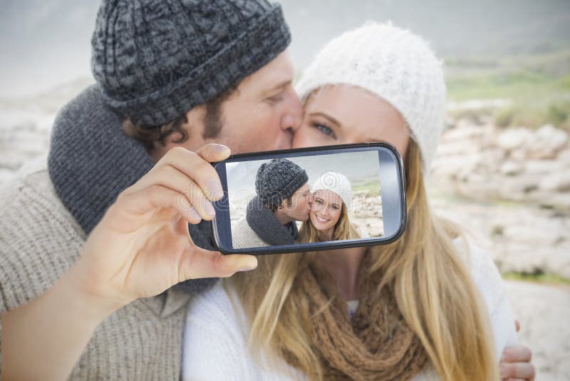 Para bierze selfie na smartphone zdjęcia stock Para bierze selfie na smartphone zdjęcia stock