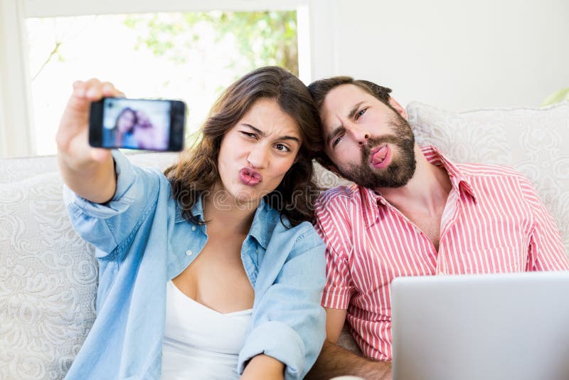 Para bierze selfie na telefonie komórkowym zdjęcie royalty free Para bierze selfie na telefonie komórkowym zdjęcie royalty free