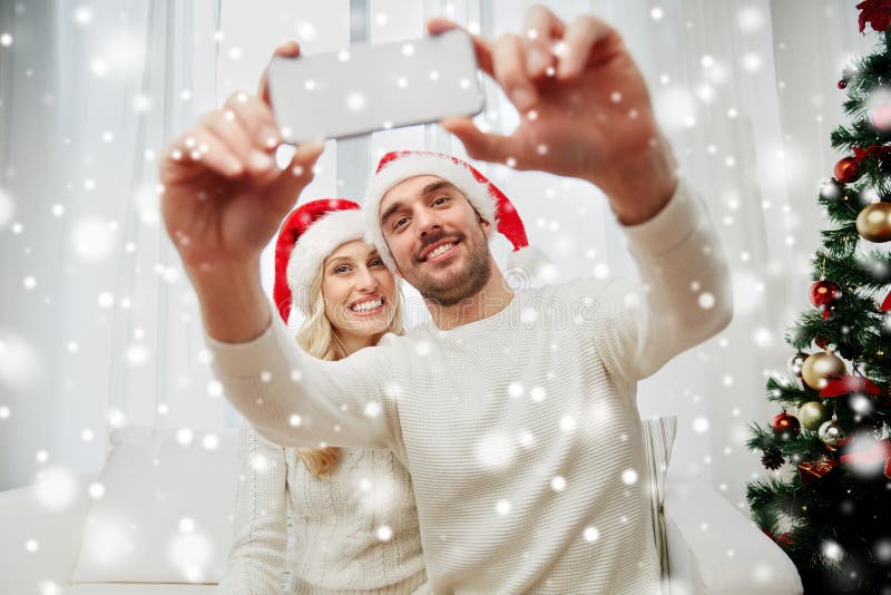Para bierze selfie z smartphone przy bożymi narodzeniami zdjęcia royalty free Para bierze selfie z smartphone przy bożymi narodzeniami zdjęcia royalty free