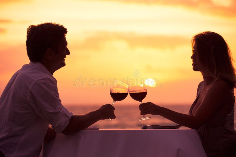 Para cieszy się romantycznego sunnset gościa restauracji