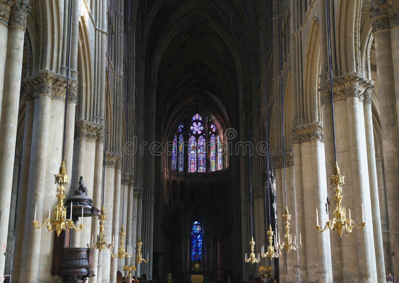 Para dentro da catedral de Notre-Dame ou de nossa senhora de Reims em Reims, França imagem de stock Para dentro da catedral de Notre-Dame ou de nossa senhora de Reims em Reims, França imagem de stock