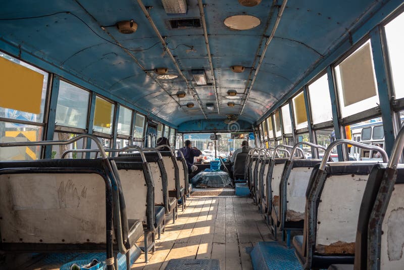 Para dentro do ônibus asiático com lugares vazios foto de stock Para dentro do ônibus asiático com lugares vazios foto de stock