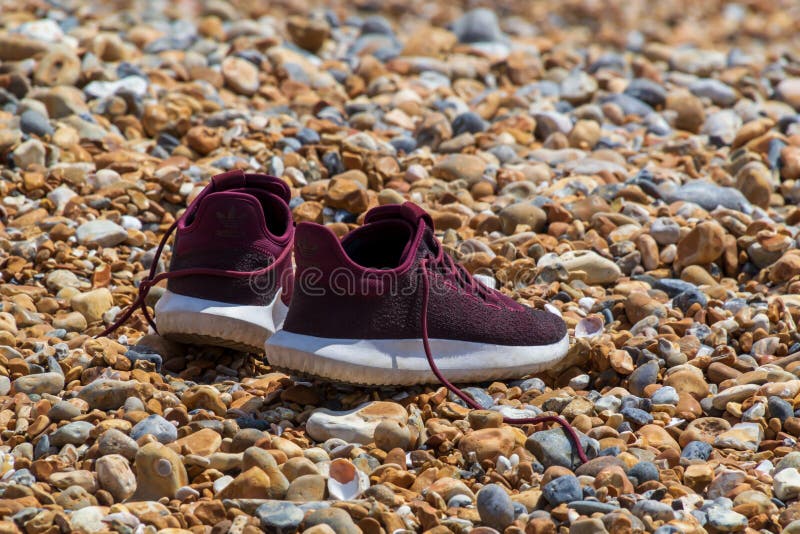 Para działający buty czekać na ich mistrza przy seashore podczas gdy uczestniczy w niektóre przygodach typ zdjęcie stock Para działający buty czekać na ich mistrza przy seashore podczas gdy uczestniczy w niektóre przygodach typ zdjęcie stock