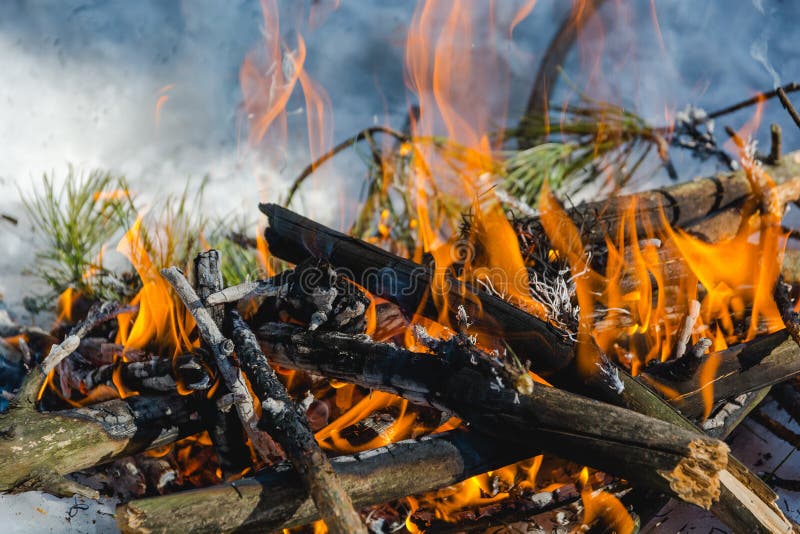 Para encender un fuego foto de archivo libre de regalías Para encender un fuego foto de archivo libre de regalías