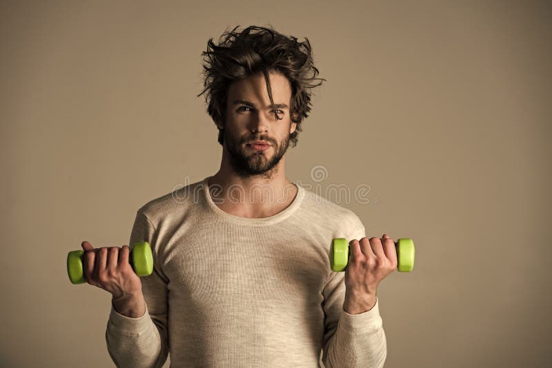 Para hombre cura cuidado Atleta en el entrenamiento de la ropa interior con el barbell fotografía de archivo libre de regalías Para hombre cura cuidado Atleta en el entrenamiento de la ropa interior con el barbell fotografía de archivo libre de regalías