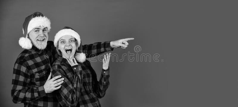 Para kochana przytulająca. dobry nastrój. kilka celów. rozrywka zimowa. styl santa claus. zabawa. czas bożonarodzeniowy zdjęcia royalty free