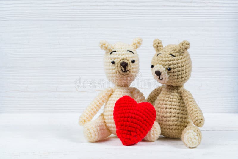 Para miś z czerwonego serca handmade, miłości i valentine pojęciem szydełkowym dziewiarskim, obrazy stock Para miś z czerwonego serca handmade, miłości i valentine pojęciem szydełkowym dziewiarskim, obrazy stock
