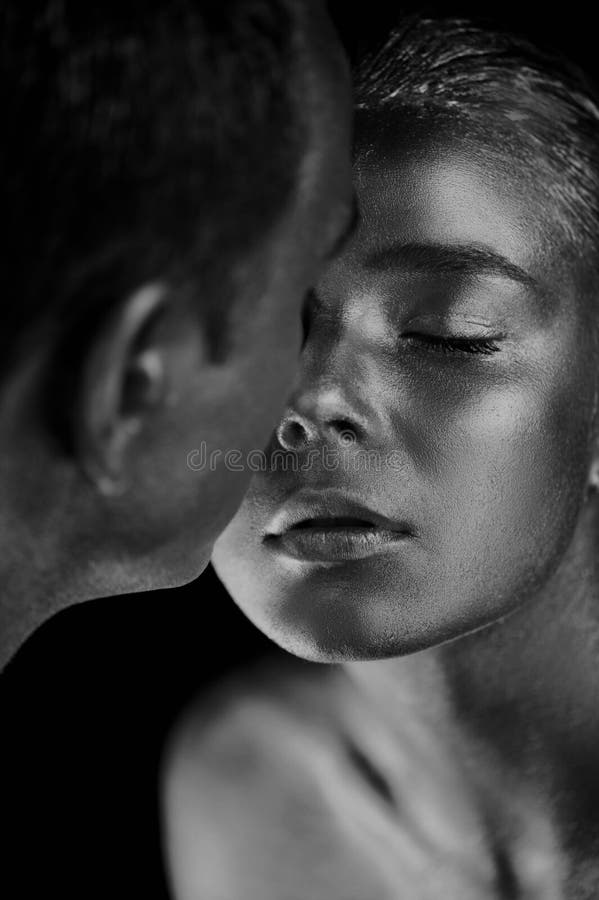 Para målat med guld- målarfärg, kyssar Frändskap unreality, enkel enhet arkivfoto Para målat med guld- målarfärg, kyssar Frändskap unreality, enkel enhet arkivfoto