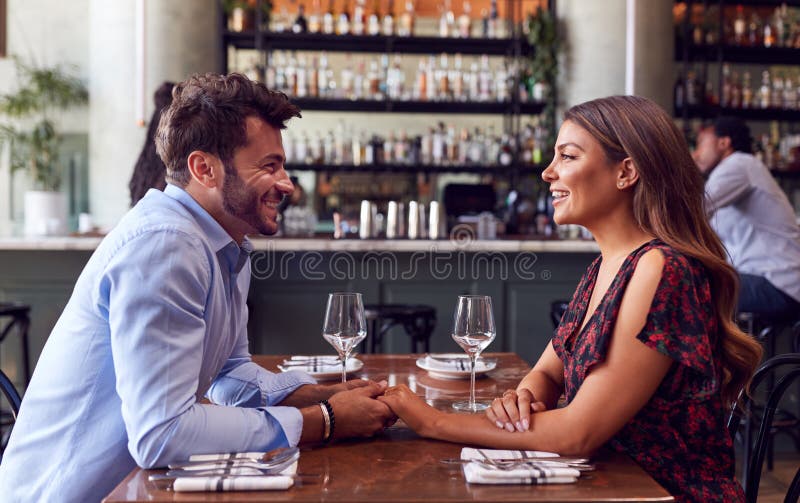 Para na walentynki pierwsza randka siedząca przy stole w restauracji