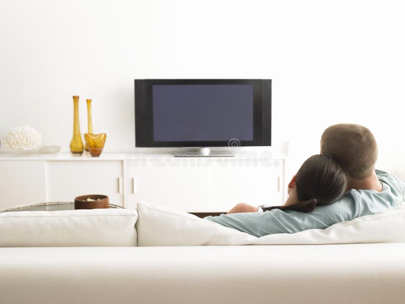 Para Ogląda TV Na kanapie obrazy stock Para Ogląda TV Na kanapie obrazy stock