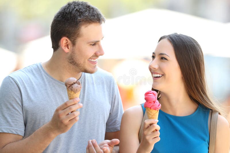 Para opowiada lody i je zdjęcie stock Para opowiada lody i je zdjęcie stock
