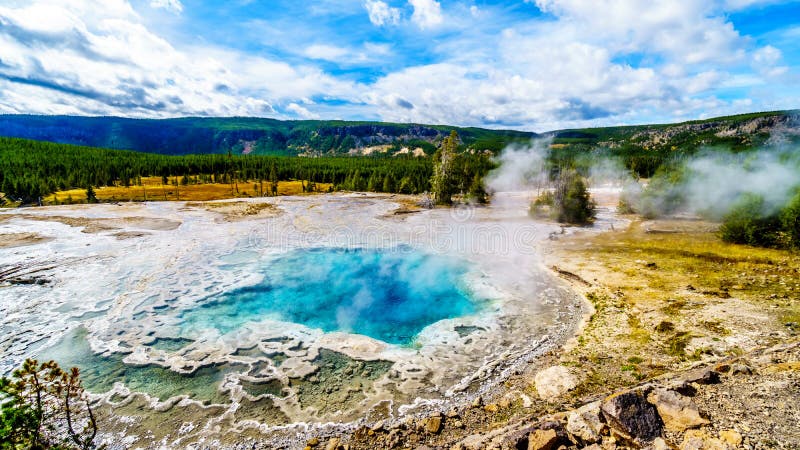 Para pochodząca z turkusowych wód artemisia geyser gorąca wiosna w górnej dorzeczu gejzeru w żółtkowłosym parku narodowym zdjęcie stock