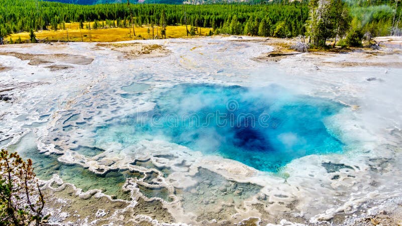 Para pochodząca z turkusowych wód artemisia geyser gorąca wiosna w żółtym parku narodowym obraz stock