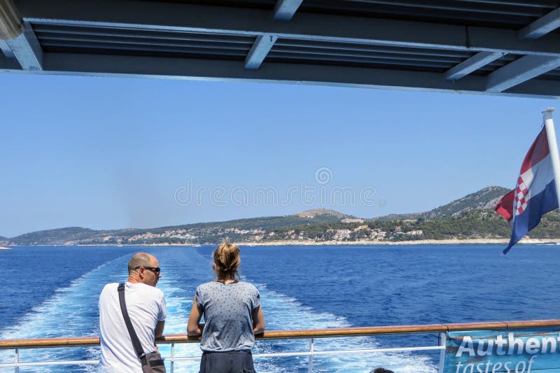 para podziwiająca poglądy podczas jazdy promem Jadrolinija przez Morze Adriatyckie w drodze na wyspę Korcula w Chorwacji fotografia royalty free para podziwiająca poglądy podczas jazdy promem Jadrolinija przez Morze Adriatyckie w drodze na wyspę Korcula w Chorwacji fotografia royalty free