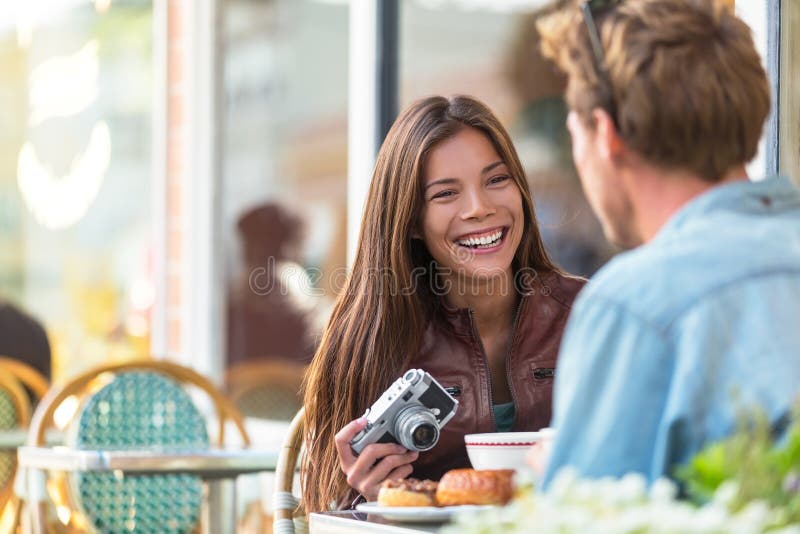 Para przy cukiernianym styl życia Młodzi turyści je śniadanie przy restauracja stołem na zewnątrz chodniczka tarasu przy parisian