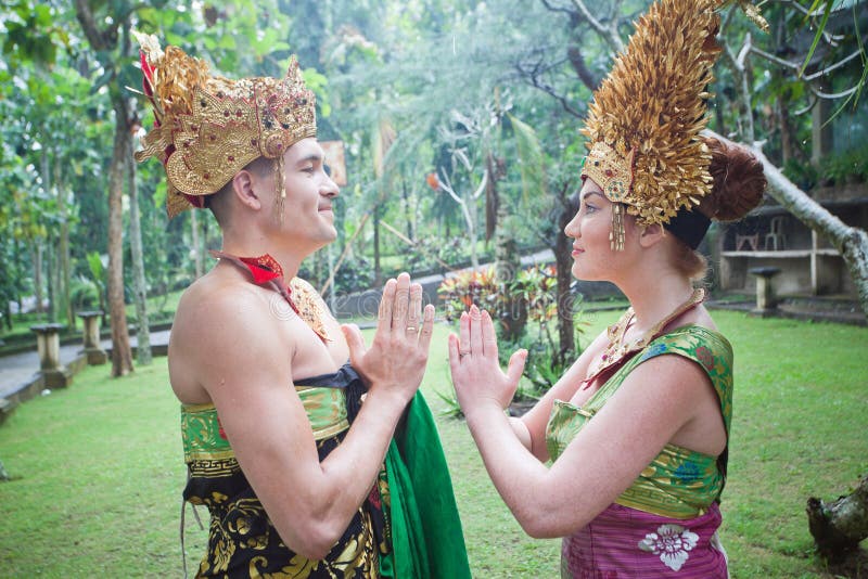 Para przy miesiącem miodowym w balijczyk tradyci