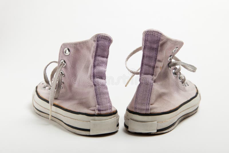 Para r??owi starzy koszyk?wek sneakers odizolowywaj?cy na bia?ym tle zdjęcie royalty free Para r??owi starzy koszyk?wek sneakers odizolowywaj?cy na bia?ym tle zdjęcie royalty free