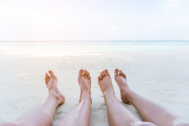 Para relaksuje w wakacje letni na plaży obraz stock Para relaksuje w wakacje letni na plaży obraz stock