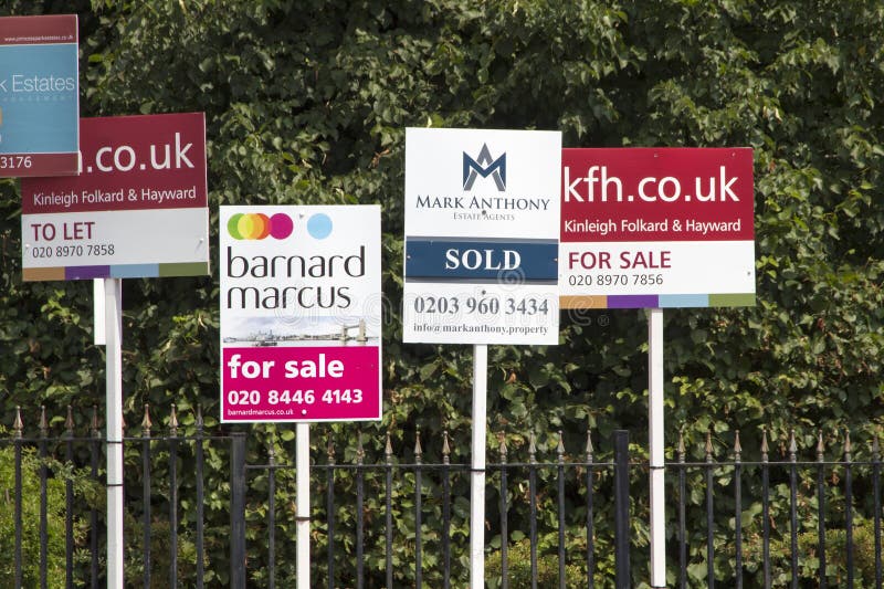 Para sinais da venda na exposição como preços e vendas o mercado imobiliário pegara, Londres, Inglaterra, julho imagem de stock Para sinais da venda na exposição como preços e vendas o mercado imobiliário pegara, Londres, Inglaterra, julho imagem de stock