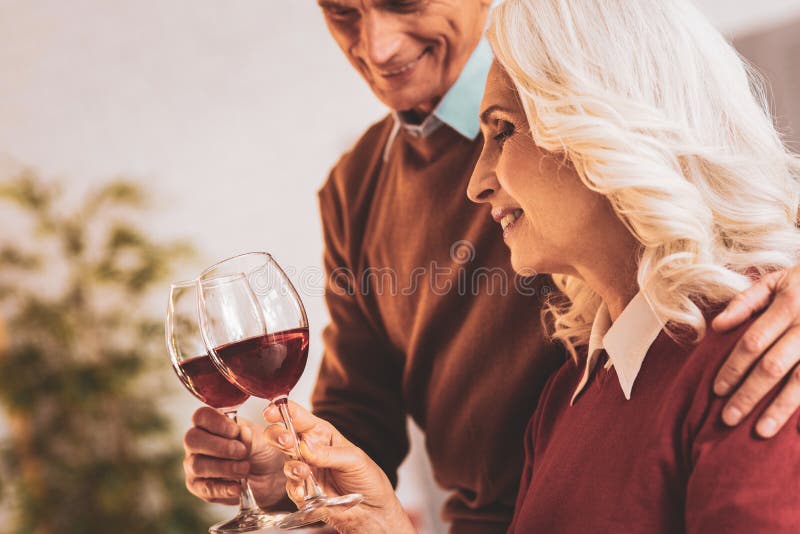 Para starzejący się ludzie cieszy się wino wieczór wpólnie obrazy royalty free
