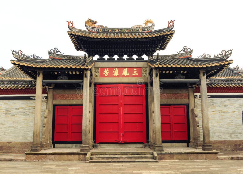 Para trás da porta da construção tradicional chinesa de Ásia com projeto e teste padrão do estilo clássico oriental em China