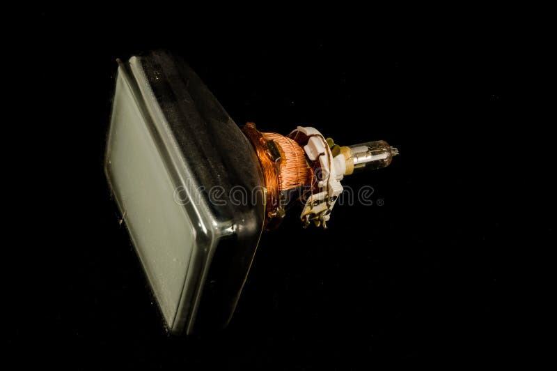 Para trás do tubo velho do cátodo da televisão isolado imagem de stock royalty free Para trás do tubo velho do cátodo da televisão isolado imagem de stock royalty free