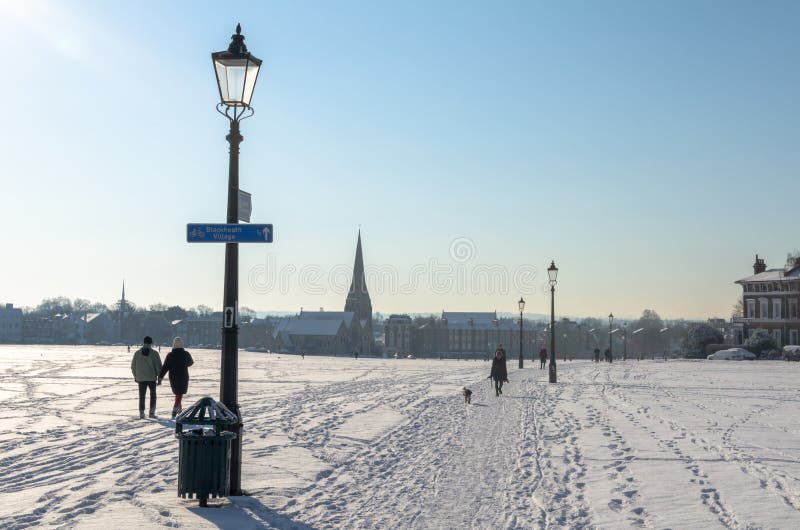Para a vila de Blackheath em um dia nevado imagem de stock royalty free Para a vila de Blackheath em um dia nevado imagem de stock royalty free