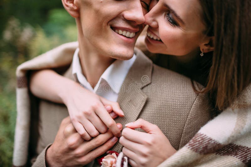 Para w miłości tenderly dotykach ich nosami szczęśliwych nowożeńców _ grafika zdjęcie royalty free Para w miłości tenderly dotykach ich nosami szczęśliwych nowożeńców _ grafika zdjęcie royalty free