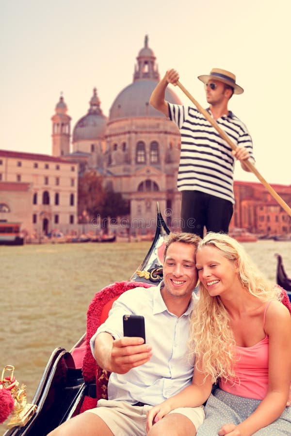 Para w Wenecja na gondoli przejażdżce na kanałowy grande