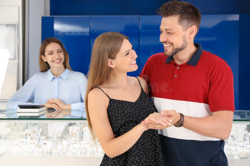 Para wybiera pierścionek zaręczynowego w biżuterii zdjęcie stock Para wybiera pierścionek zaręczynowego w biżuterii zdjęcie stock