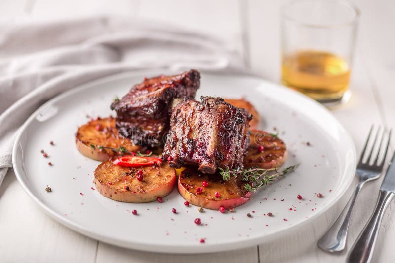 Paraboloïdes chauds de viande Nervures de porc grillées avec des poivrons et des pommes images libres de droits Paraboloïdes chauds de viande Nervures de porc grillées avec des poivrons et des pommes images libres de droits