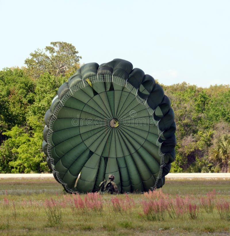 Paracadute Verde Milare Color Cachi Per Soldati Delle Forze Aviotrasportate. | Vettore Premium - Foto 3