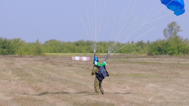Paracadutista che scivola dal cielo alla terra, salto estremo