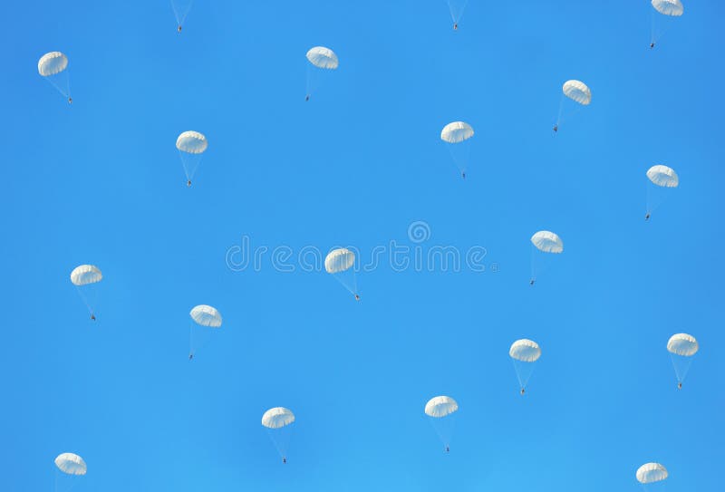Paracadutisti che paracadutano in cielo Servizio militare