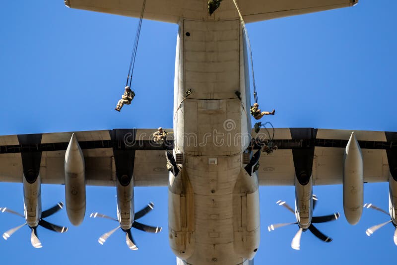 Paracadutisti militari che fuggono da un aereo americano