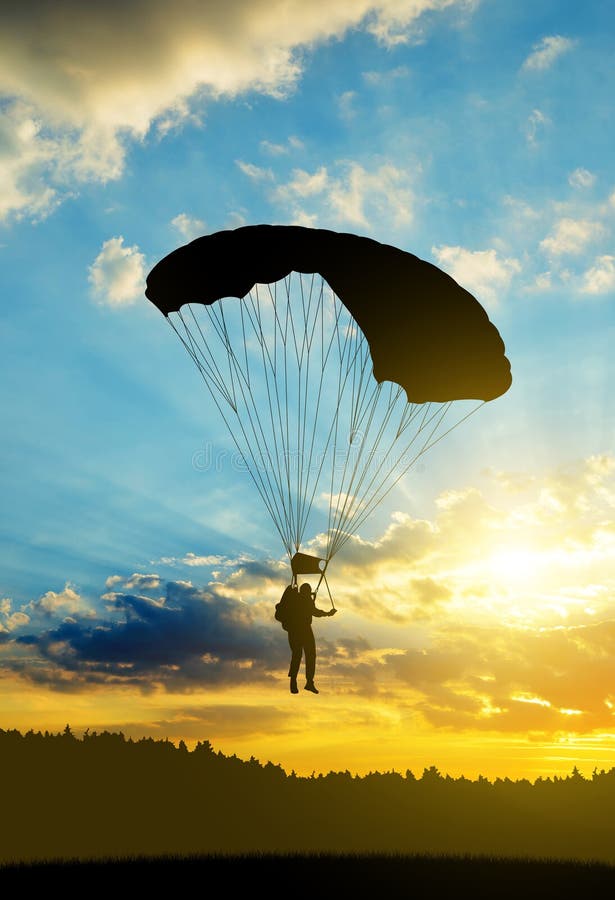 Paracaidista del skydiver de la silueta fotografía de archivo Paracaidista del skydiver de la silueta fotografía de archivo