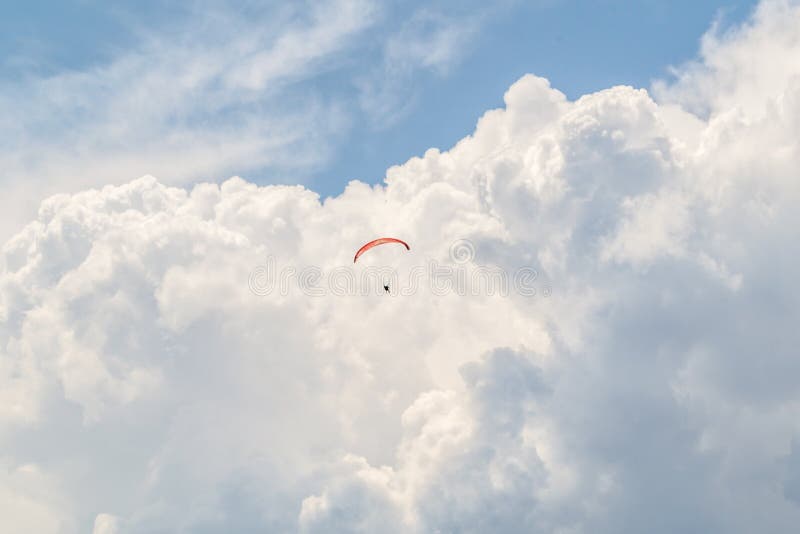 Padák v oblacích v polovině dne.